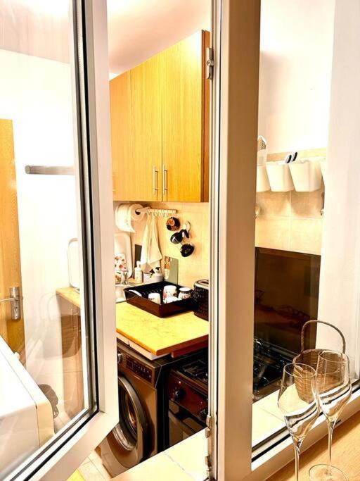City View Studio In The Heart Of Bucharest Apartment Bagian luar foto